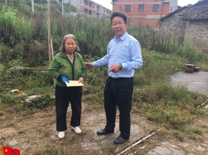 抚州市人防办党组书记主任蓝师龙同志到新安村进行中秋节前走访慰问
