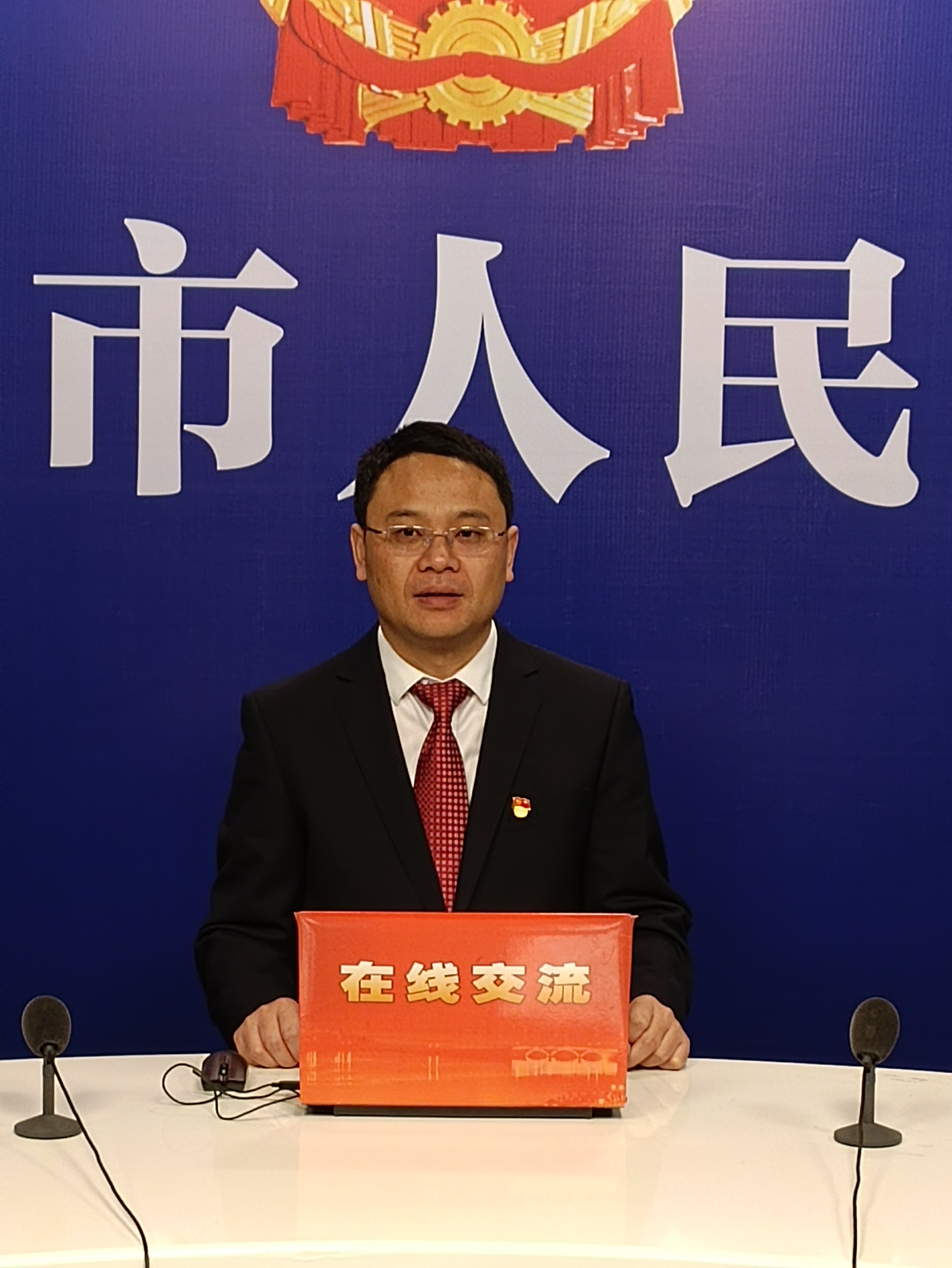 罗